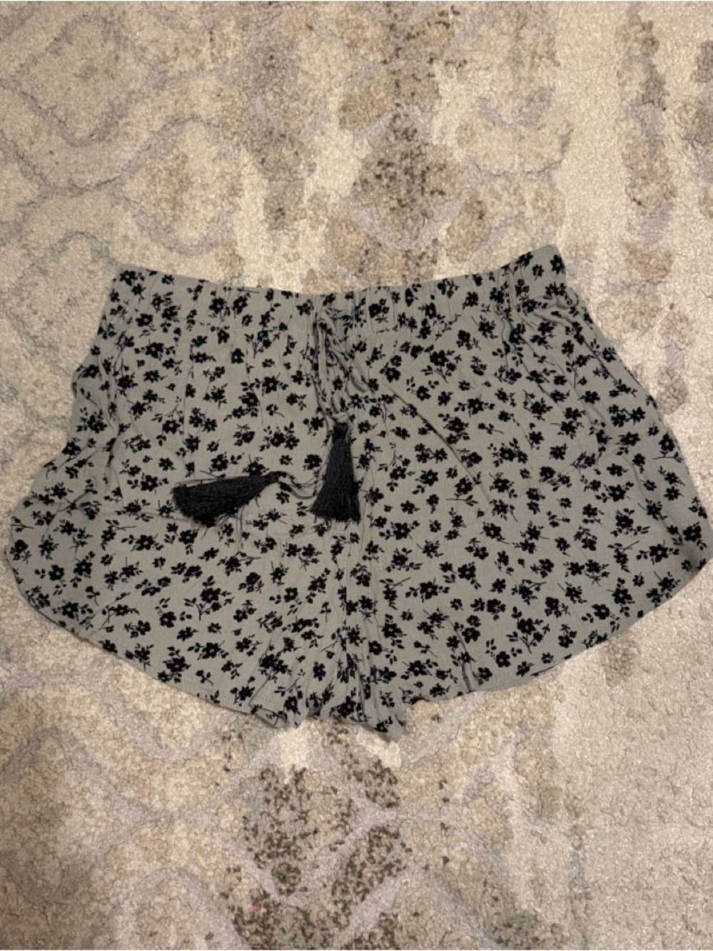 Floral Print Drawstring Dolphin Hem Shorts in Sage Green / Gray and Black